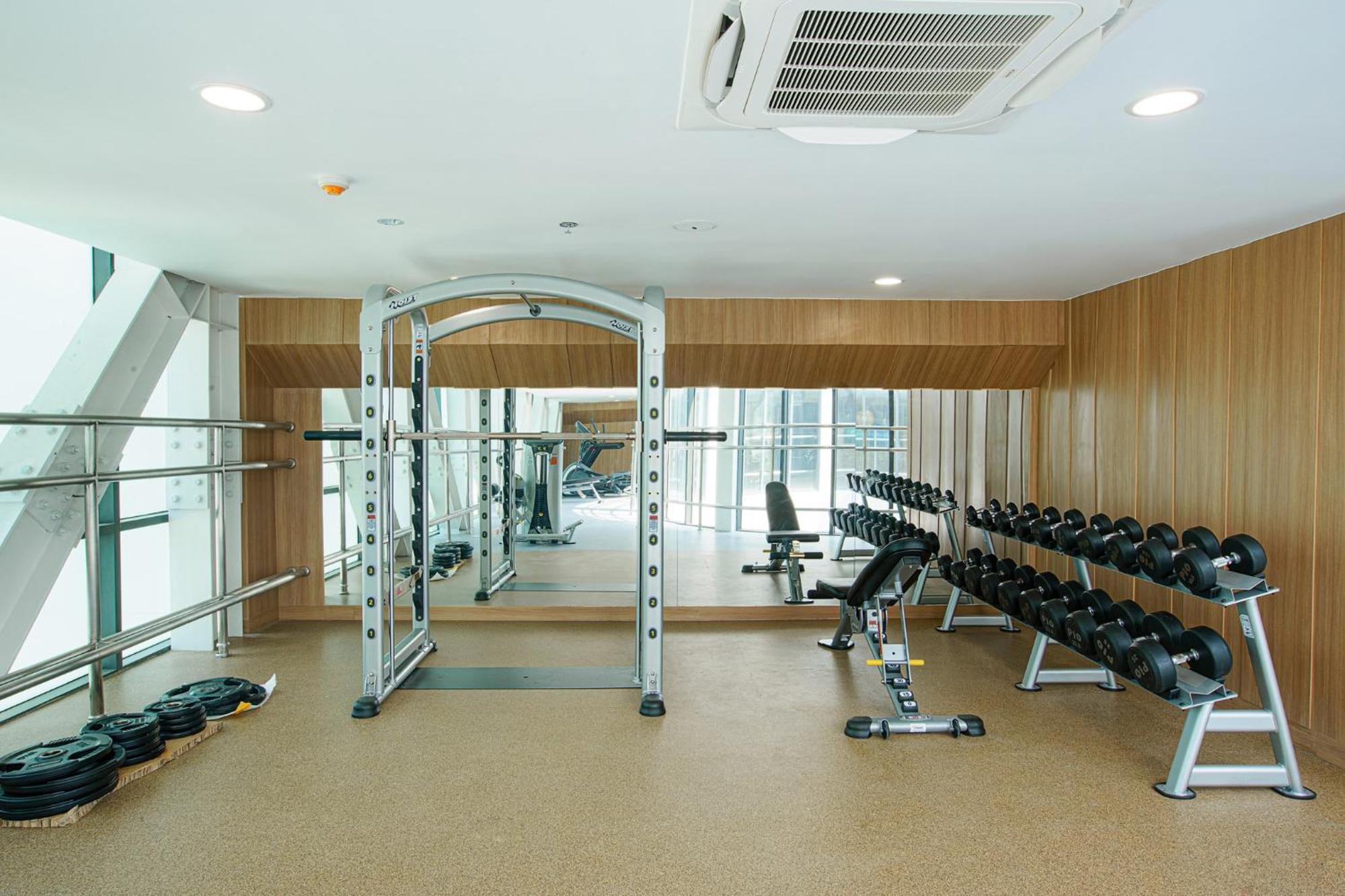 Apartment Republic Nearby Airport Free Pool Gym