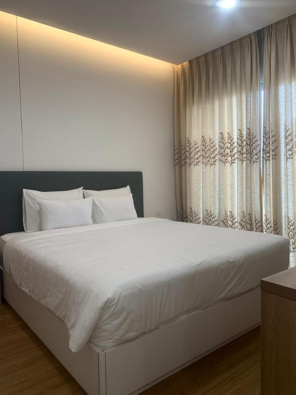 Апартаменты Republic Nearby Airport Free Pool Gym Хошимин